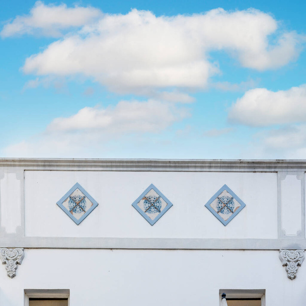 Architecture typique des bâtiments de style vintage de l'Algarve, situé à Olhao, Portugal. - Photo, image