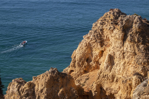 Prachtige kliffen langs de kust in de Algarve, Lagos, Portugal. - Foto, afbeelding