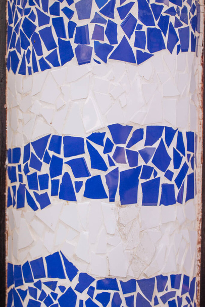 Close view of broken tile and  beautiful artwork of the portuguese azulejo ceramics. - 写真・画像