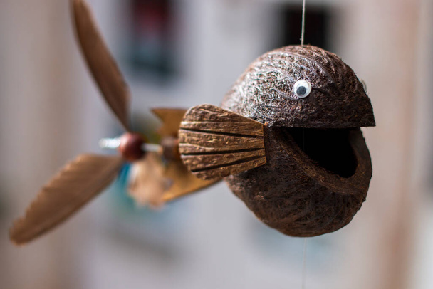 Кокосова рибна іграшка на продаж на місцевому ринку
. - Фото, зображення