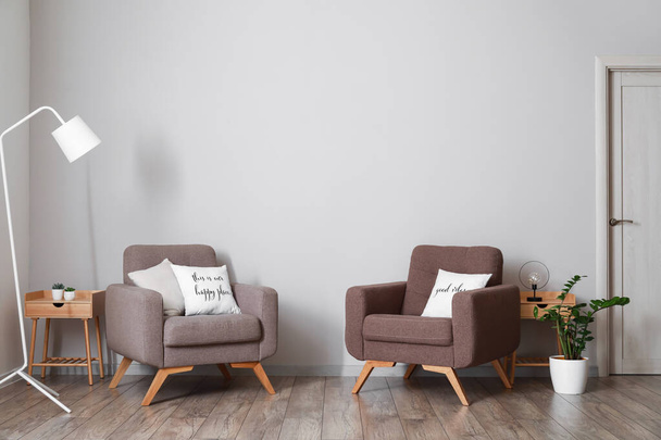 Interior de la moderna sala de estar con cómodos sillones y lámpara de pie - Foto, Imagen