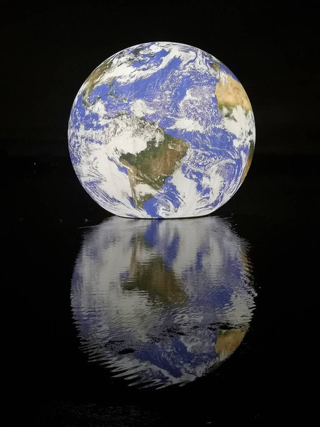 globe in the water. the concept of environmental protection. - Foto, Imagen