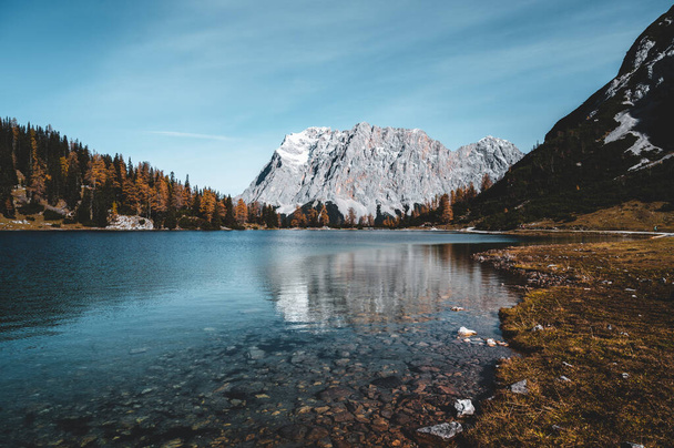 beautiful view of the lake in the mountains - Foto, afbeelding
