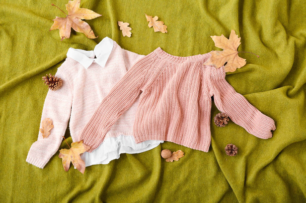 Pull enfant élégant et décor d'automne sur fond de tissu de couleur - Photo, image