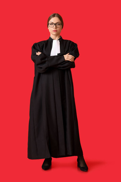 Молода жінка-суддя на кольоровому фоні
 - Фото, зображення