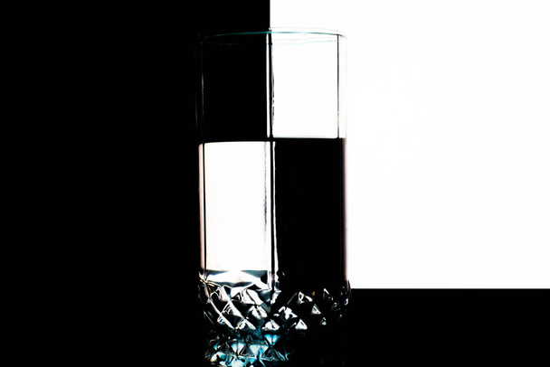 pohár víz jégkockákkal fekete háttér - Fotó, kép