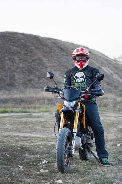 Cavaleiro em bicicleta esportiva para enduro em pista de motocross
 - Foto, Imagem