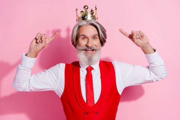 Portrait of attractive cheery lucky grey-haired man wearing demonstrating crown self concept ego isolated over pink pastel color background - Foto, Imagem