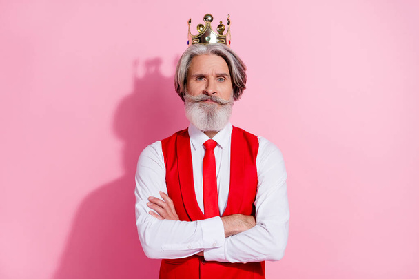 Portrait of attractive serious content grey-haired man wearing retro vest crown folded arms isolated over pink pastel color background - Фото, зображення