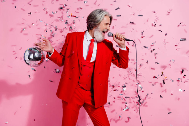 Portrait of attractive trendy cool funky grey-haired man singing hit rock disco club isolated over pink pastel color background - Fotografie, Obrázek