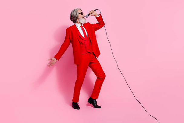 Full length body size view of attractive talented cheery grey-haired man singing hit having fun isolated over pink pastel color background - Φωτογραφία, εικόνα