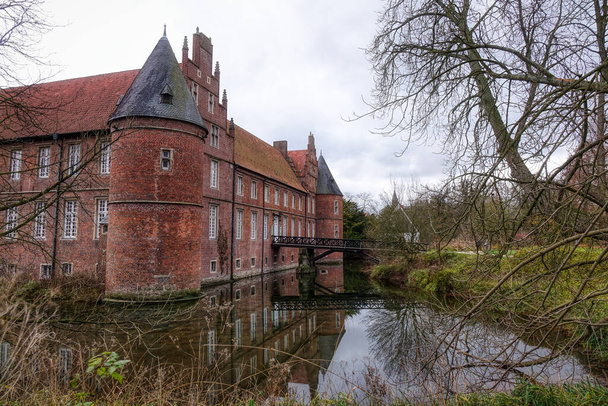 Исторический замок в замковом парке в Хертене осенью - Фото, изображение