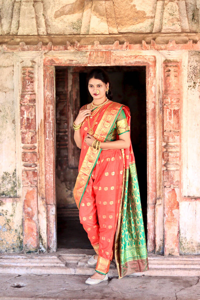 Une jeune Indienne vêtue de Marathi en reine. - Photo, image
