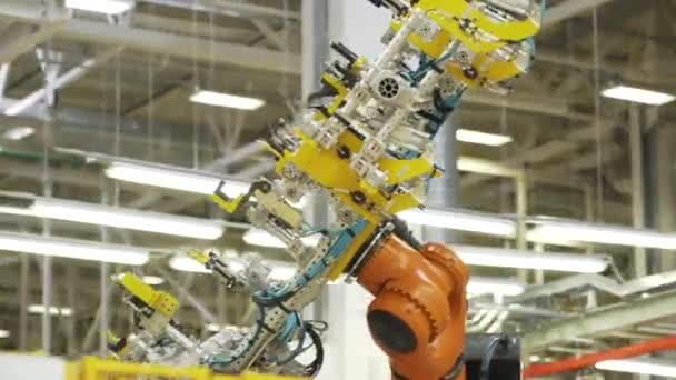 Yeni teknolojiler ve makineler üretildi. Sahne. Otomobil parçaları üretiminde robotik ekipman. Yedek parça ve makine üretiminde son teknolojiler - Video, Çekim