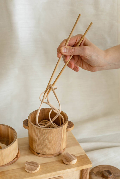 Kochprozess mit Öko-Holzspielzeug aus Naturmaterialien für die Erziehung von Kindern. Lustiges Spiel mit Öko-Spielzeug - Foto, Bild