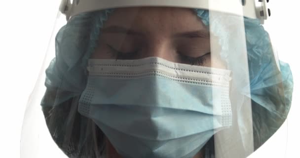 Női sebész végző műtét fehér háttér, közelkép - Felvétel, videó