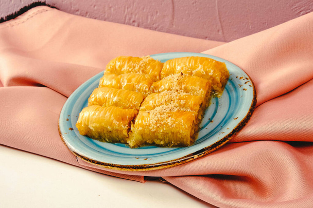 Традиционный турецкий десерт пахлава с кешью, грецкими орехами. Домашняя пахлава с орехами и медом. - Фото, изображение