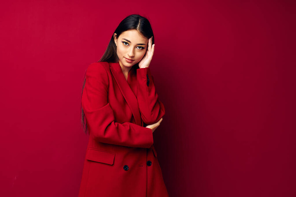 портрет красивая женщина мода позирует в красной куртке изолированный фон без изменений - Фото, изображение