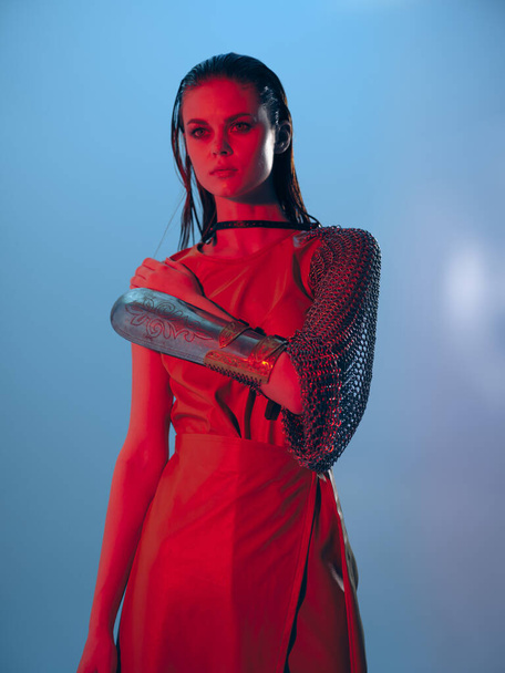 ελκυστική γυναίκα κόκκινο φως ασημένια πανοπλία αλυσίδα μόδας ταχυδρομείου Lifestyle αμετάβλητη - Φωτογραφία, εικόνα