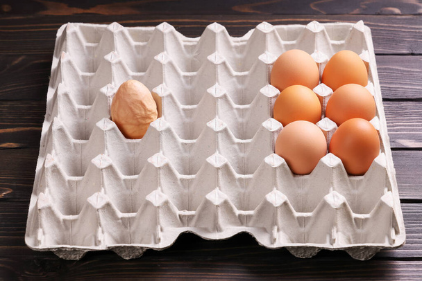 Konfrontacja, jajko z nieidealną formą przeciwną do idealnej grupy idealnych jaj, koncepcja samotności i wyobcowania różnych lub unikalnych - Zdjęcie, obraz
