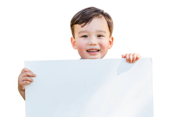 Chino y caucásico niño celebración en blanco cartel tablero aislado sobre fondo blanco. - Foto, Imagen