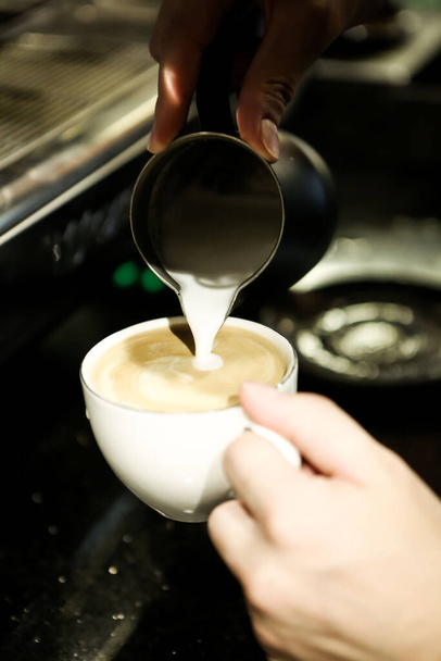 barista zet koffie in de koffiekamer - Foto, afbeelding