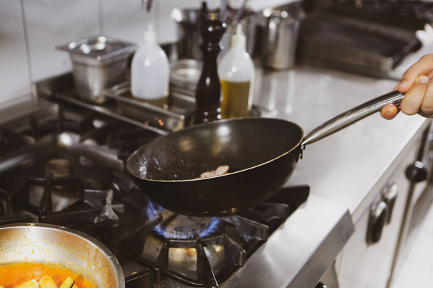 κατσαρόλα με τα ζυμαρικά στη φωτιά φούρνο μαγειρέματος - Φωτογραφία, εικόνα