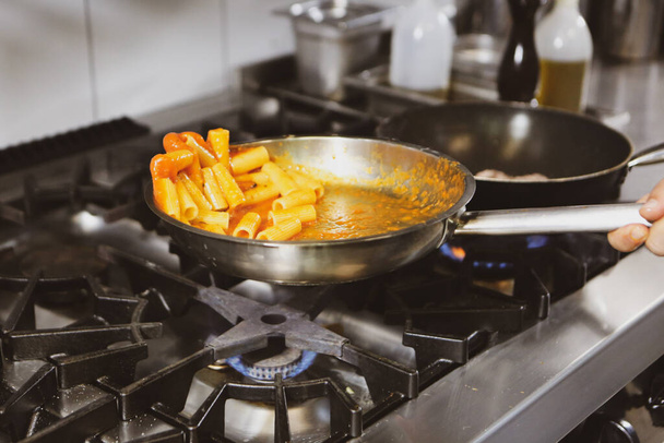 a tészta a tűz pot tűzhely főzés - Fotó, kép