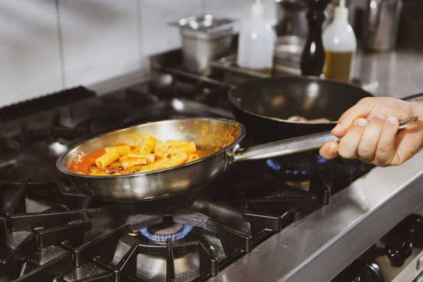 olla con pasta en la estufa de fuego cocinar
 - Foto, Imagen