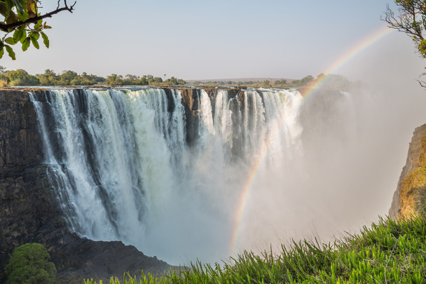 Velocidad de obturación rápida Victoria Falls vista con arco iris
 - Foto, Imagen