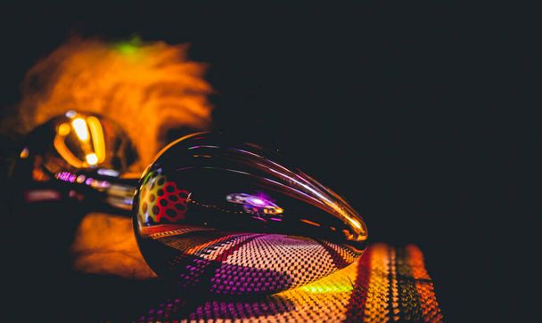 Крупный план анальной пробки сексуальное устройство с лиловым мехом. Анальная игрушка - Фото, изображение