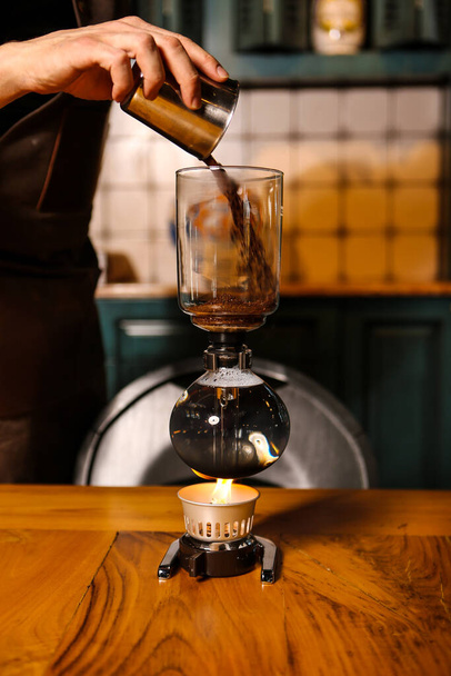barista brewing coffee in the coffee room - Zdjęcie, obraz