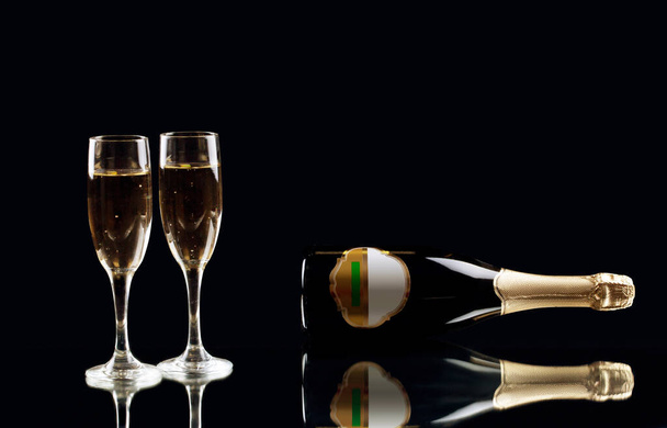 Copas de champán con salpicadura, concepto temático celebración - Foto, imagen