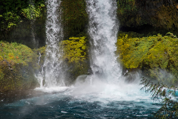 Wodospad Koosah nad rzeką McKenzie w pobliżu Eugene Oregon - Zdjęcie, obraz