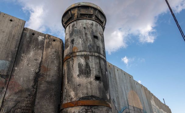 У стіні, що відокремлює Ізраїль від окупованого Західного берега, згоріла вартова вежа. - Фото, зображення