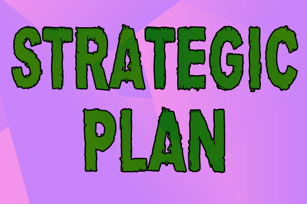Sinal de texto mostrando Plano Estratégico. Visão geral do negócio Um processo de definição de estratégia e tomada de decisões Linha de fundo ilustrado com várias formas e cores. - Foto, Imagem