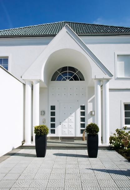 ένα μοντέρνο λευκό σπίτι είσοδο - Φωτογραφία, εικόνα
