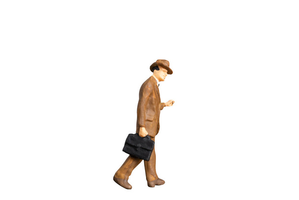 Personnes miniatures Homme d'affaires debout isolé sur fond blanc avec chemin de coupe - Photo, image
