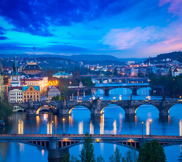 Vista panorámica de los puentes de Praga sobre el río Moldava
 - Foto, Imagen