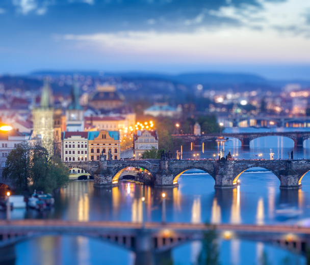 Prag'ın panoramik manzarasını vltava Nehri arasında köprü. - Fotoğraf, Görsel