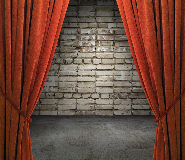 vieil intérieur avec rideaux rouges, mur de briques - Photo, image