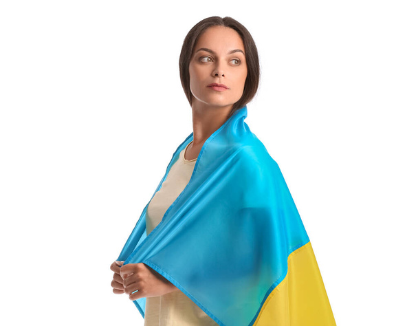 Hermosa joven con bandera de Ucrania sobre fondo blanco - Foto, Imagen