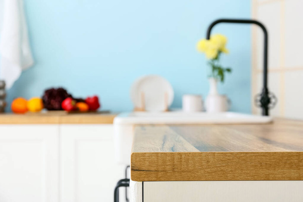 Bancone in legno con tavolo vuoto in cucina, primo piano - Foto, immagini