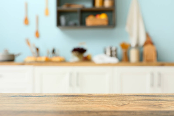 Leere Holztischplatte in der Küche, Nahaufnahme - Foto, Bild