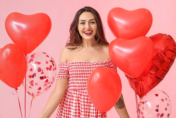 Mulher bonita com balões no fundo de cor. Celebração do Dia dos Namorados - Foto, Imagem