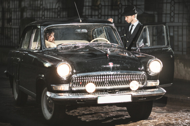 Un jeune couple avec une voiture rétro
 - Photo, image