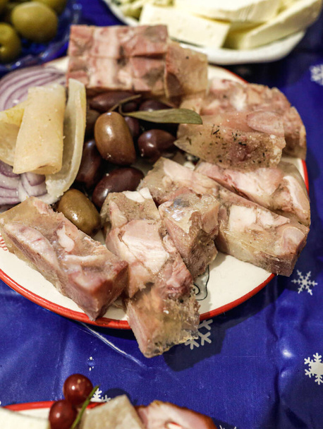 Détails sur la profondeur de champ peu profonde (mise au point sélective) avec les produits de viande de porc traditionnels roumains de vacances d'hiver. - Photo, image