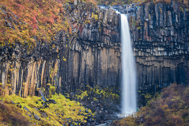 Slavný Svartifoss vodopád dlouhá expozice s rozmazané turisty - Fotografie, Obrázek