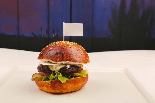 hamburger domowej roboty ze świeżymi warzywami - Zdjęcie, obraz