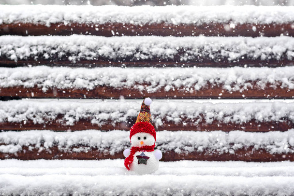 Frohe Weihnachten und ein frohes neues Jahr Grußkarte mit Kopierplatz Happy little snowman in red cap and schal standing in winter snow background Weihnachtsmärchen Hallo Januar, Februar concept - Foto, Bild
